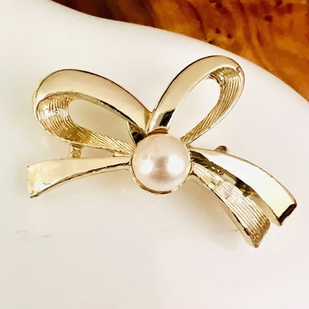 Vintage Gerry's Brooch Gold Tone Small Bow Ribbon Faux Pearl Signed 1456